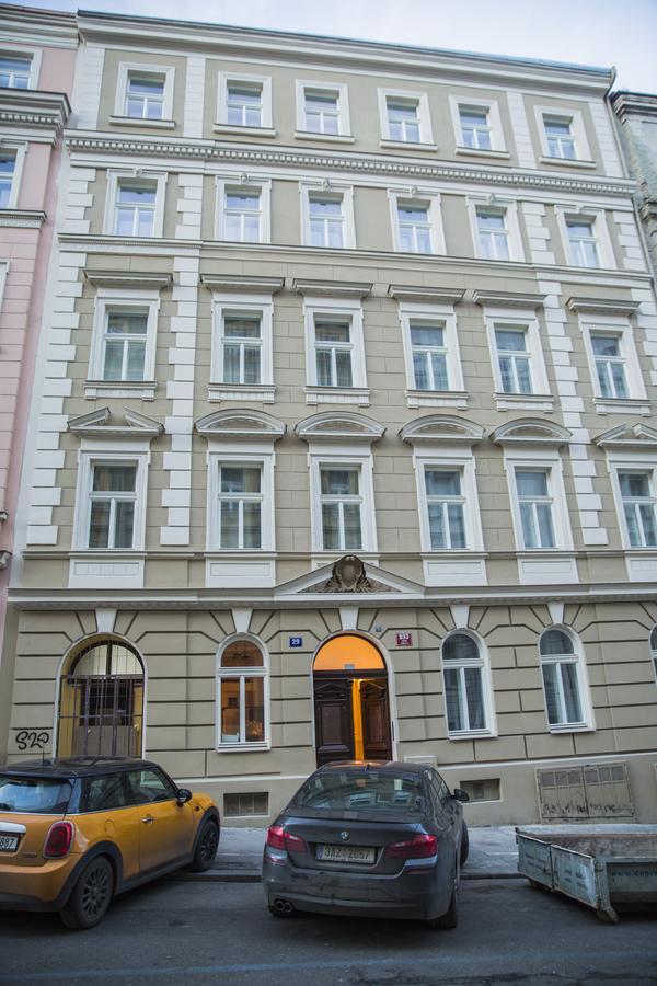 Gregory House Aparthotel Prag Exteriör bild